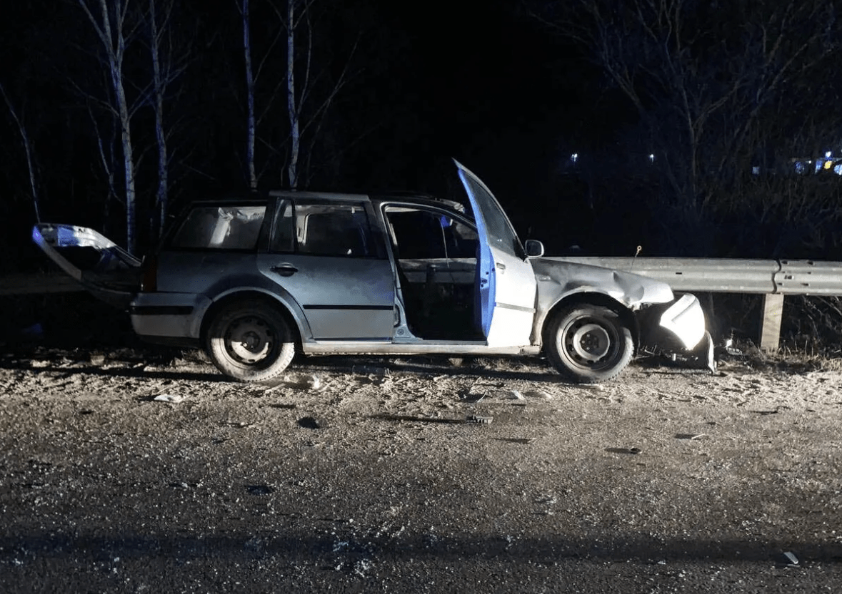 Смертельна ДТП на Рівненщині: автомобіль наштрикнувся на відбійник (фото)