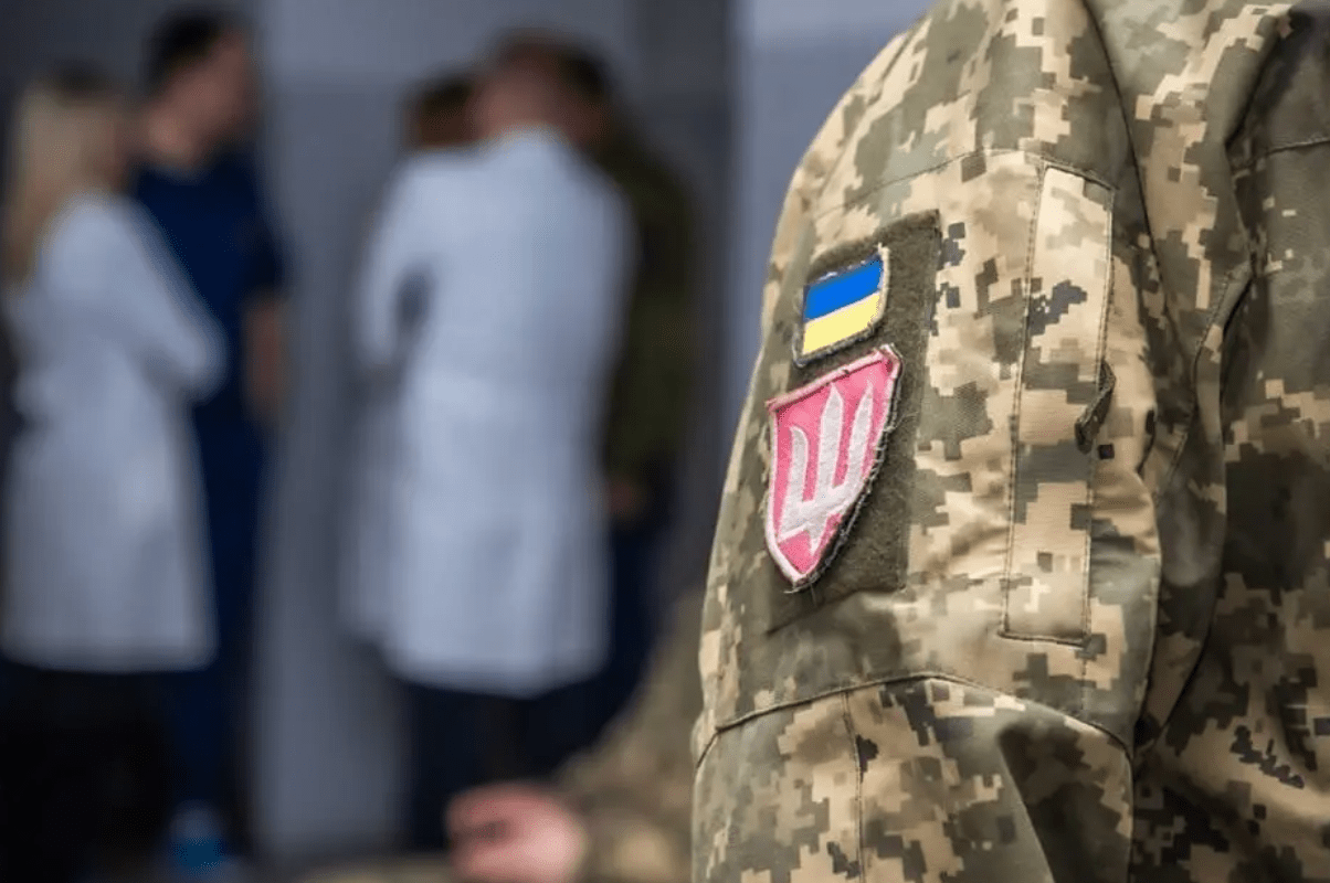 Українці за кордоном: кому треба повернутися і особисто прийти до ТЦК