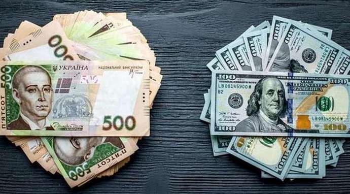 Курс долара в Україні: краще купувати чи продавати валюту