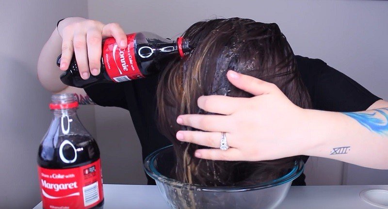 Coca-Cola замість шампуню: блогерка перевіряє популярний лайфгак