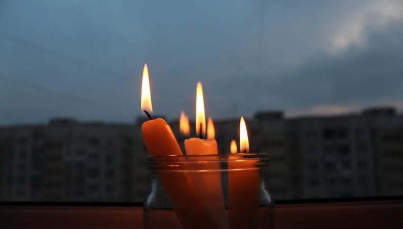 Чому в Україні відключають світло