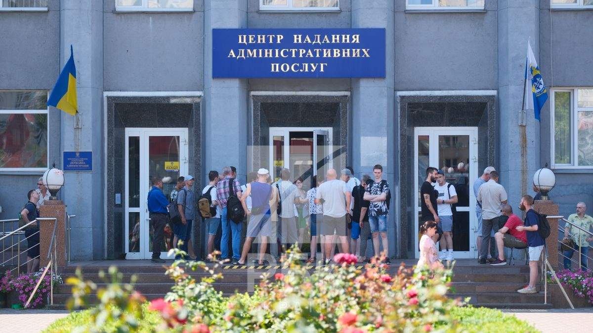 У Києві утворилися черги під ЦНАПами: час для оновлення даних спливає