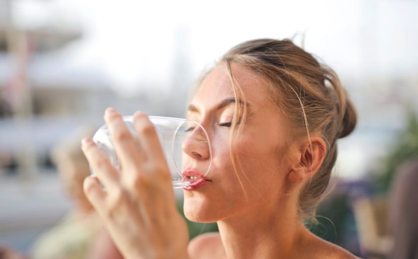 Скільки води потрібно пити й коли рідина шкодить організму ➤ Prozoro.net.ua