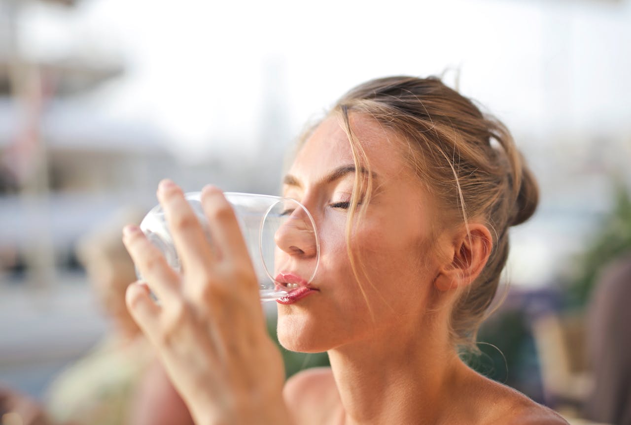Скільки води потрібно пити й коли рідина шкодить організму