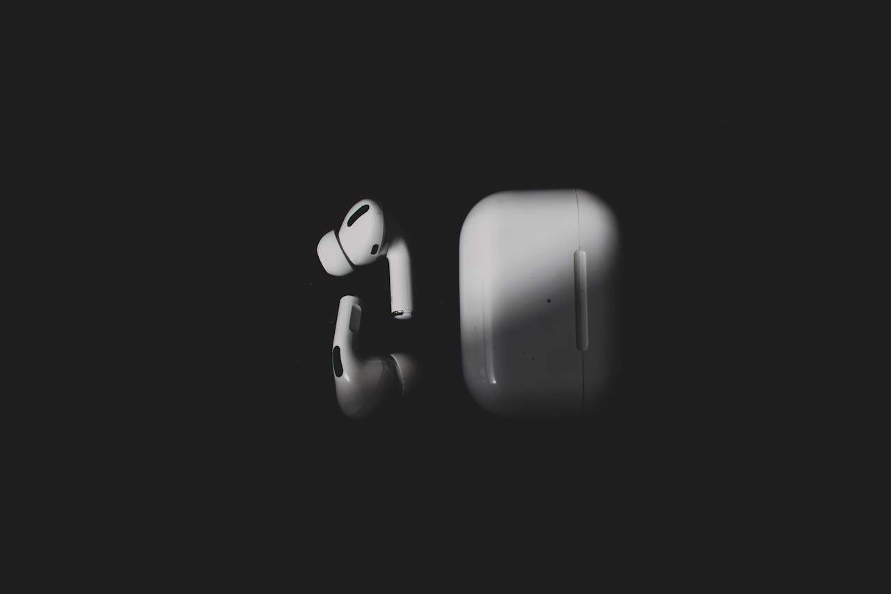 Жінка відстежила AirPods і жахнулася, де їх знайшла