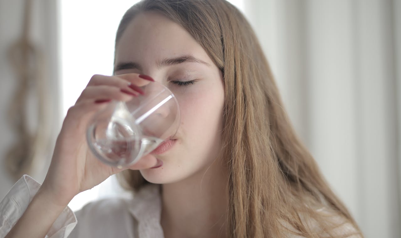 Скільки води потрібно пити й коли рідина шкодить організму