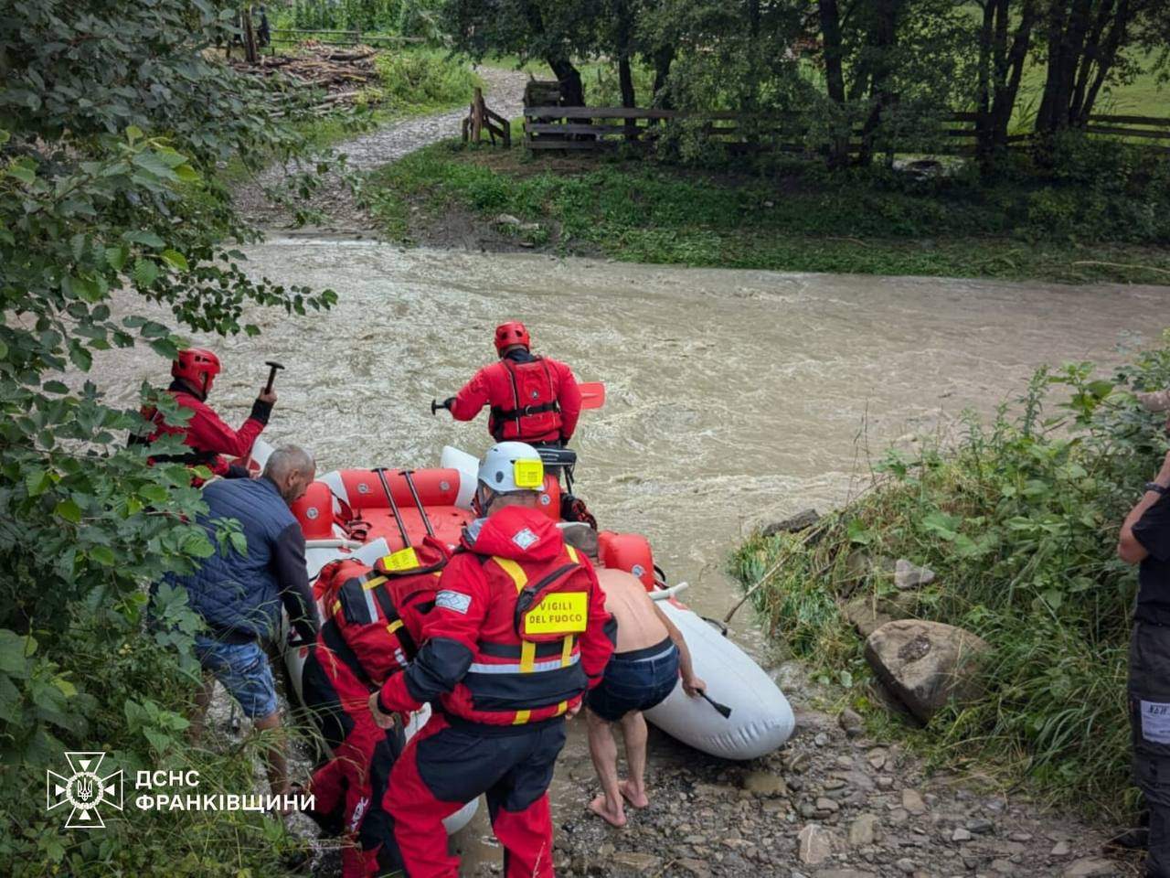 На Франківщині обірвався міст з матір’ю та двома дітьми: фото