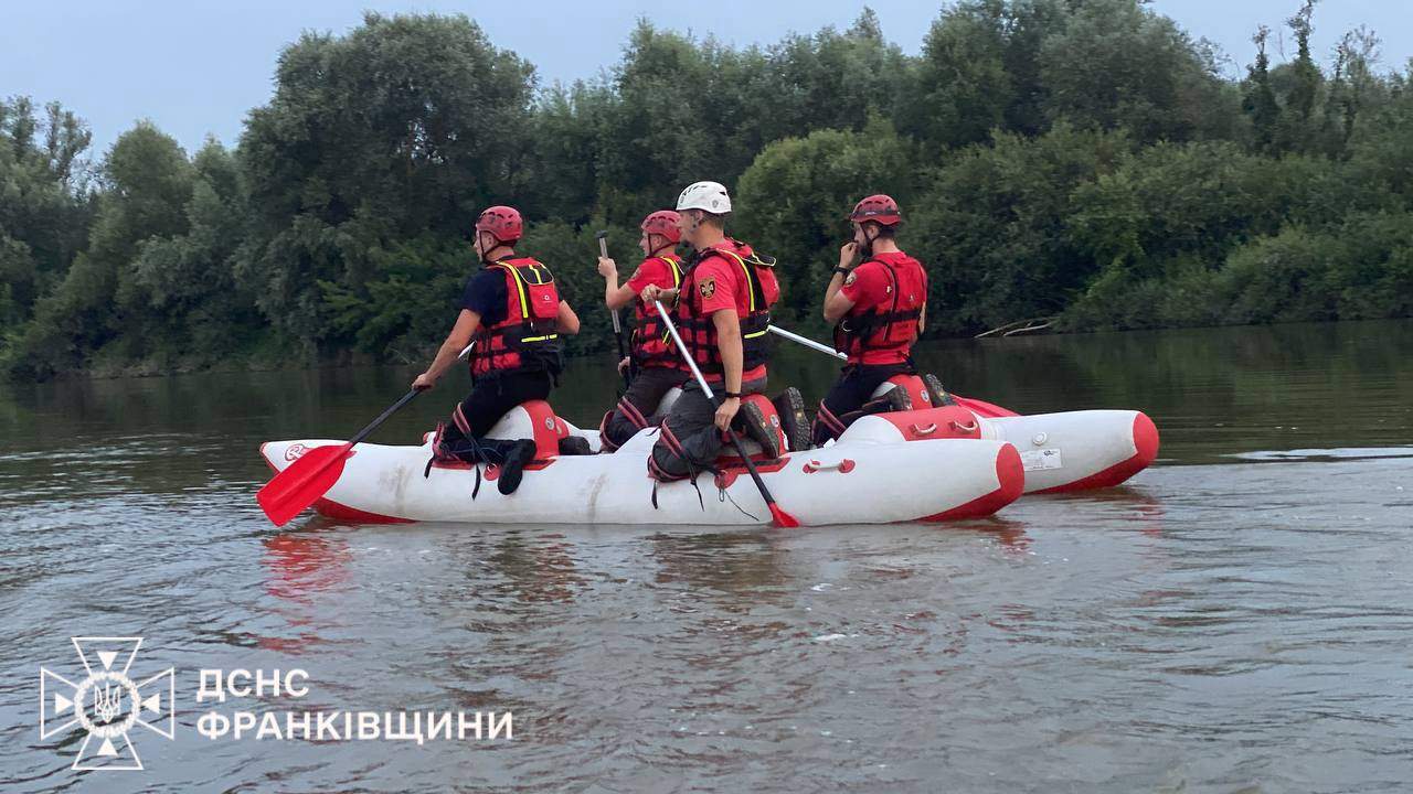 На Франківщині обірвався міст з матір’ю та двома дітьми: фото