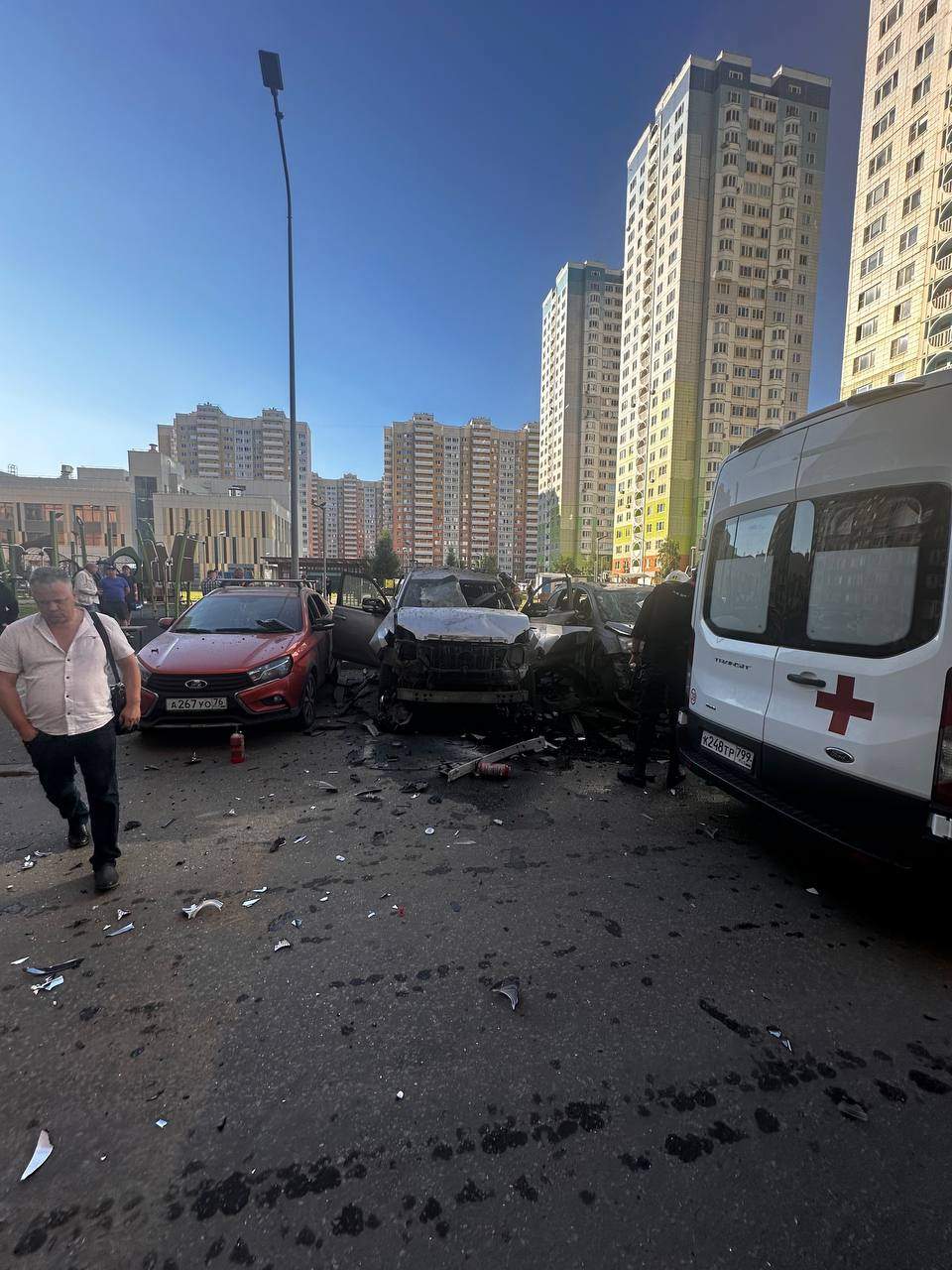 У Москві підірвали авто з топвійськовим, йому відірвало ноги: фото