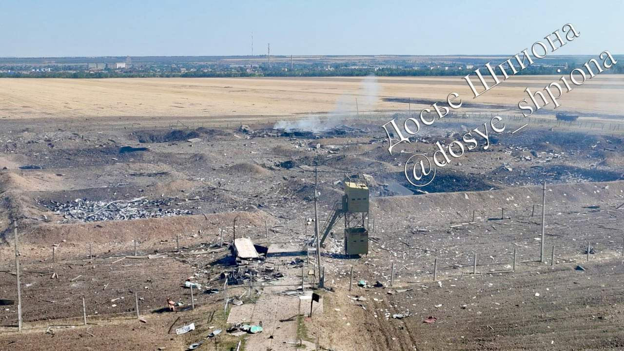 Повністю знищений: з’явилися фото наслідків атаки на аеродром Морозовськ у РФ