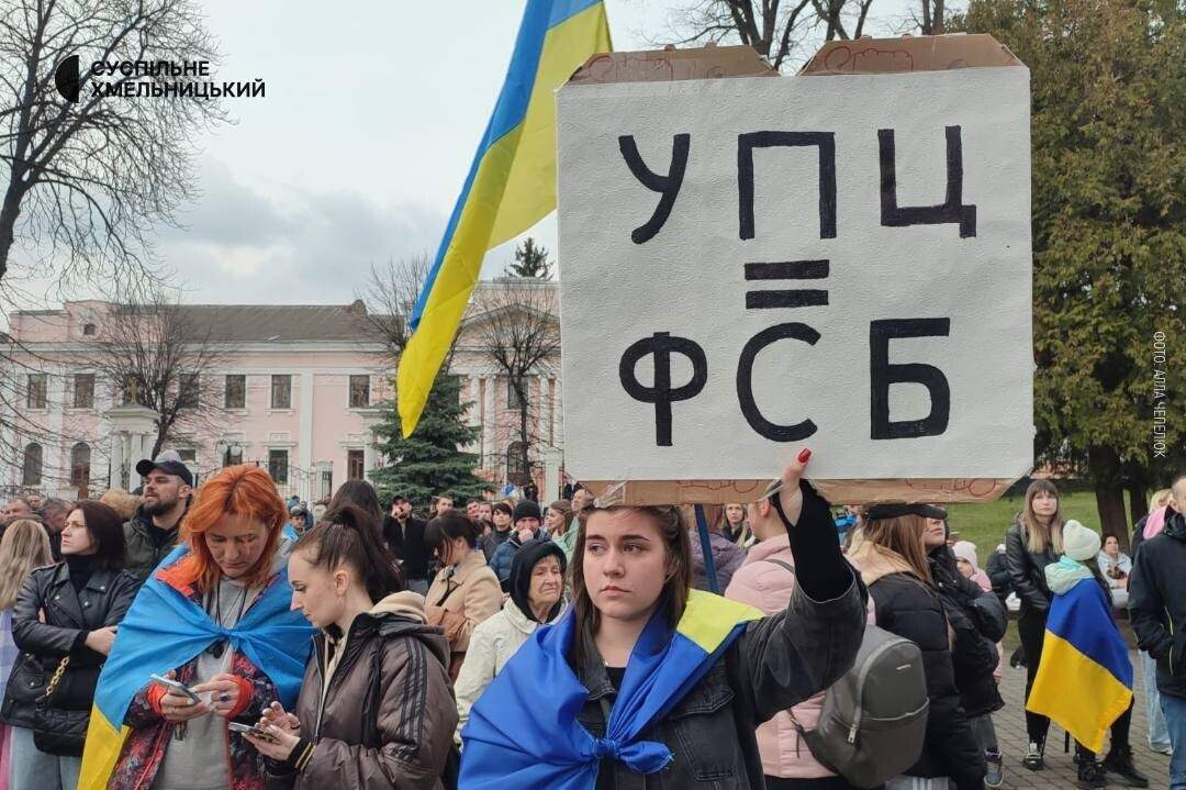 На Закарпатті парафіяни УПЦ МП влаштували бунт під ТЦК 