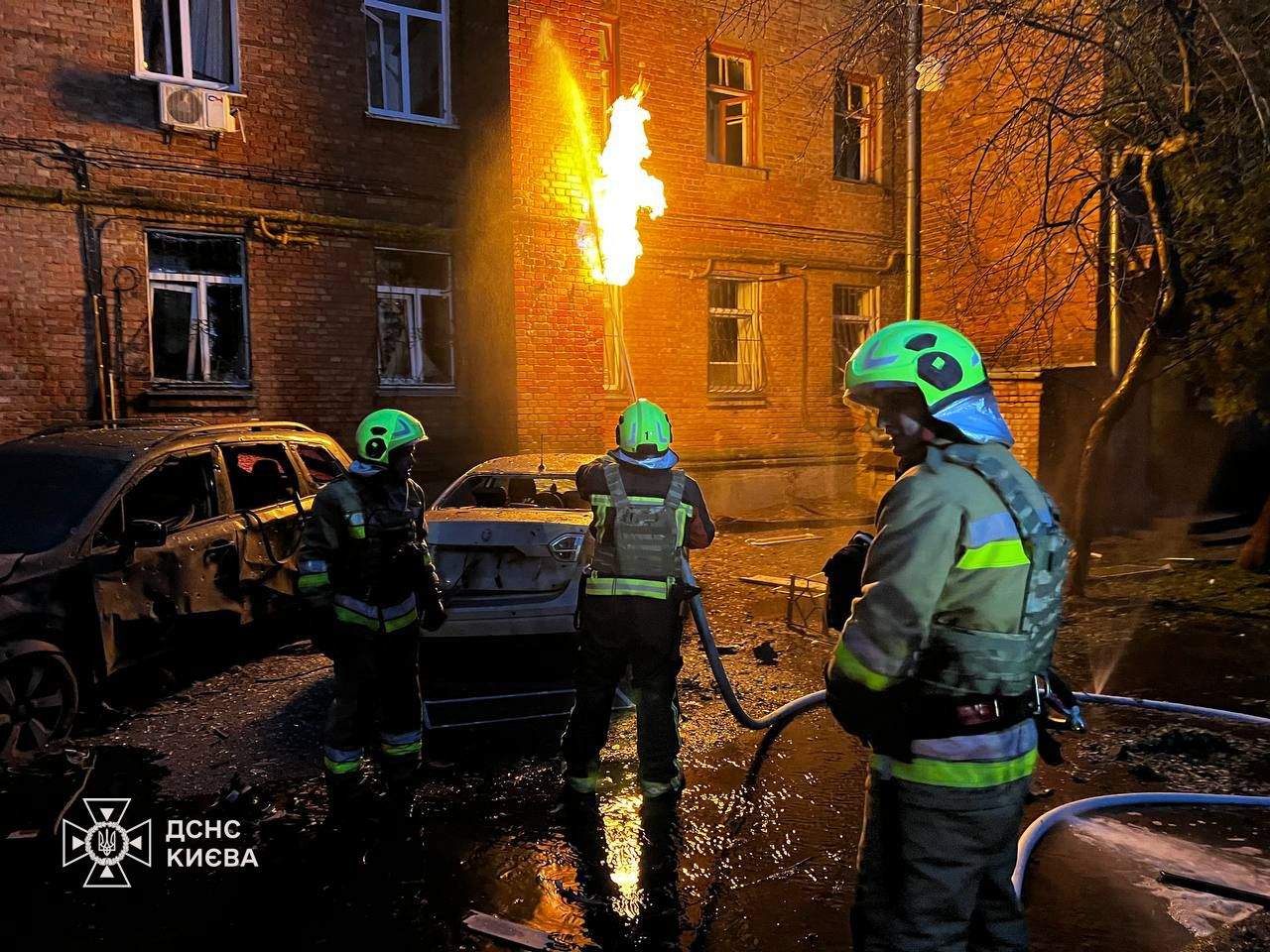 Нічна атака дронами на Київ: постраждали люди, пошкоджено десятки авто (фото)