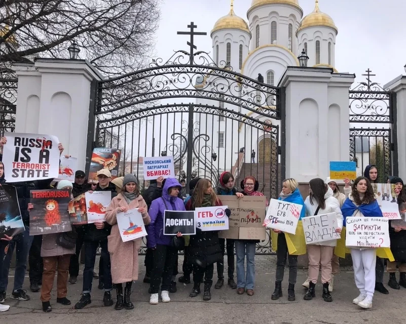 На Закарпатті парафіяни УПЦ МП влаштували бунт під ТЦК 