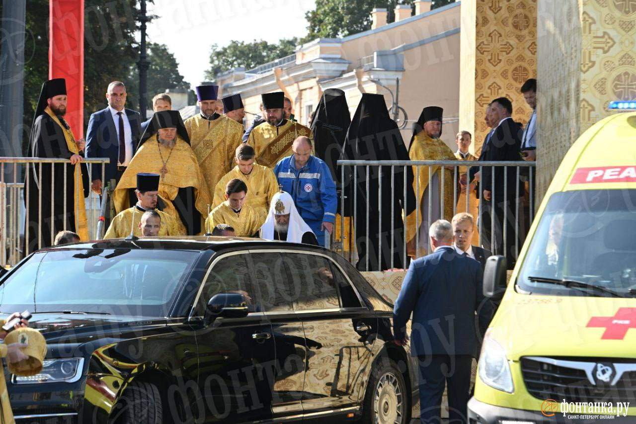 Главі РПЦ Кірілу стало зле: виводили попід руки 