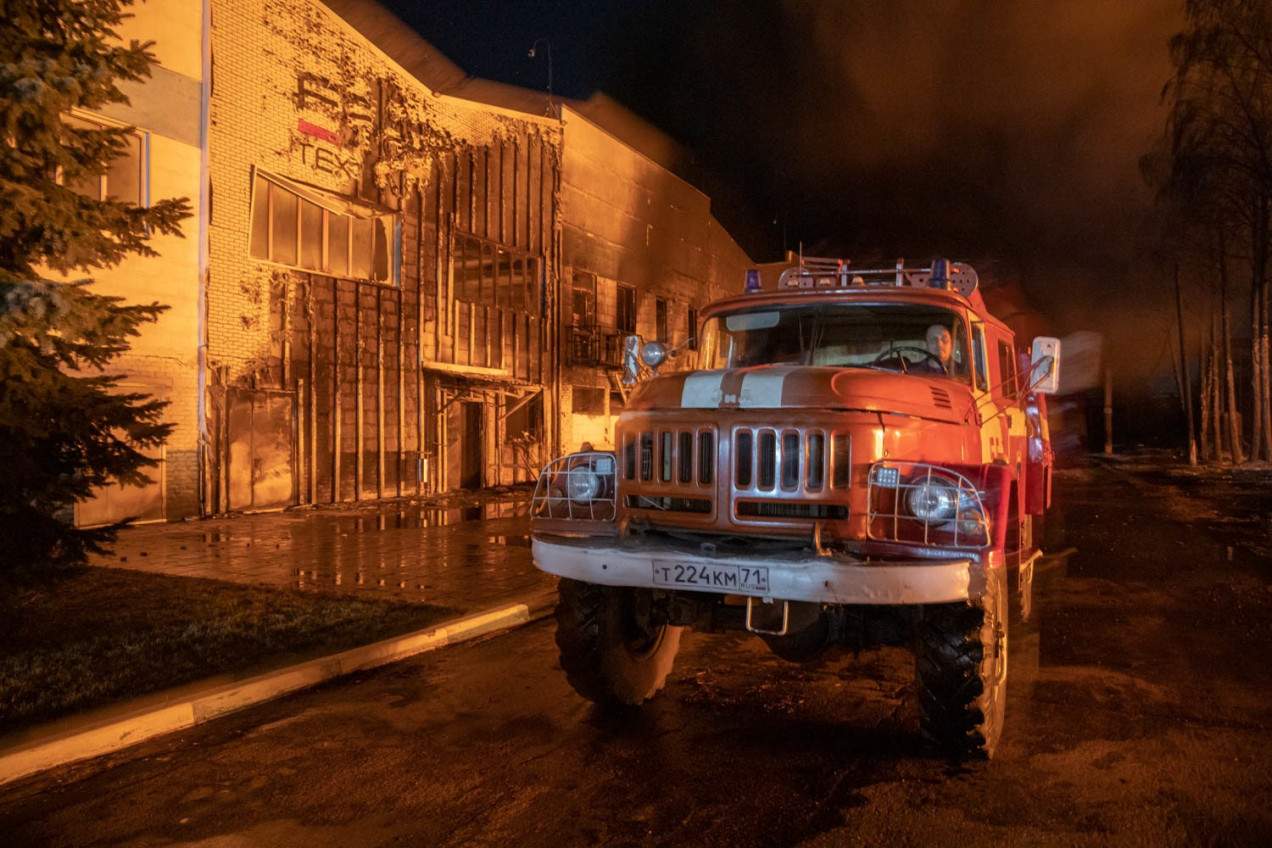 У Тульській області потужно горів завод: фото