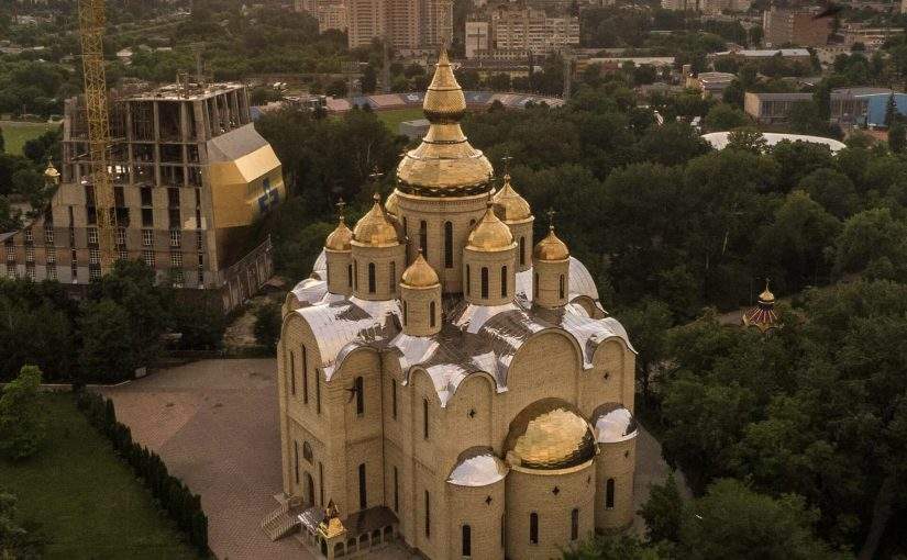 Прихильники МП штурмували Свято-Михайлівський собор у Черкасах: відео  ➤ Prozoro.net.ua