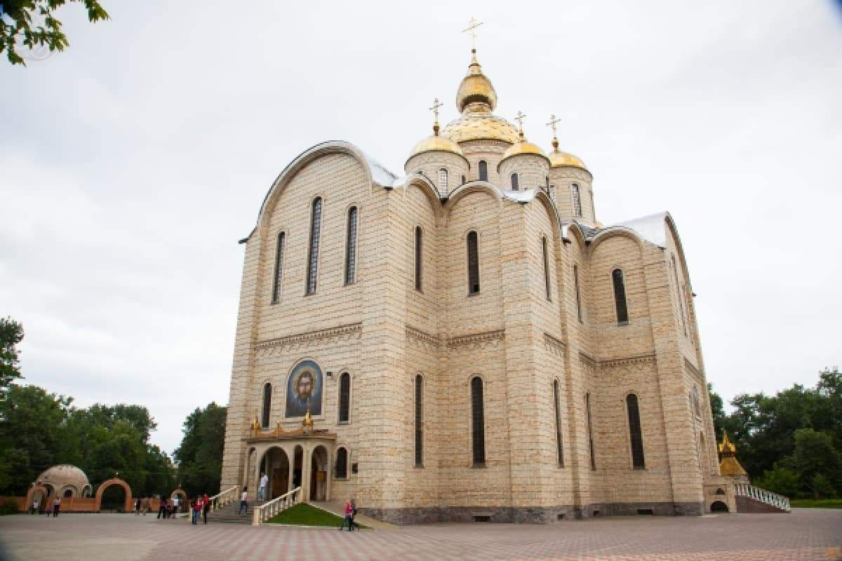 Прихильники МП штурмували Свято-Михайлівський собор у Черкасах: відео 