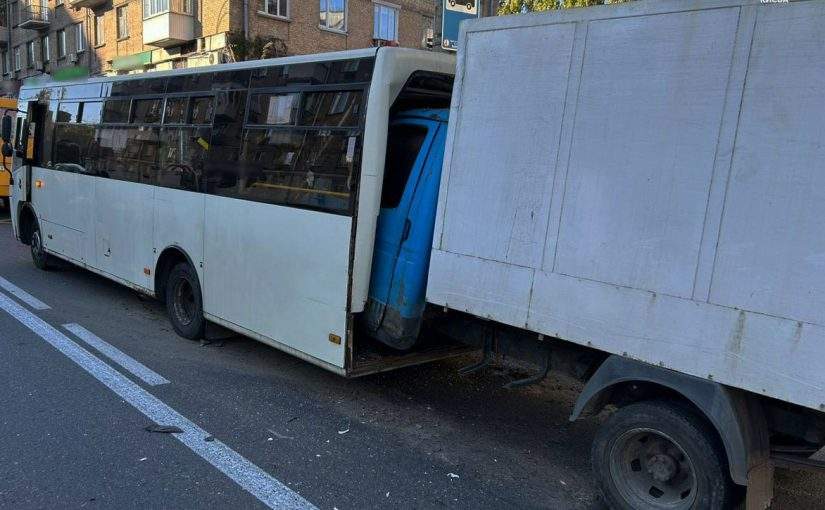 У Києві сталася жахлива ДТП: вантажівка влетіла у маршрутку (фото)   ➤ Prozoro.net.ua