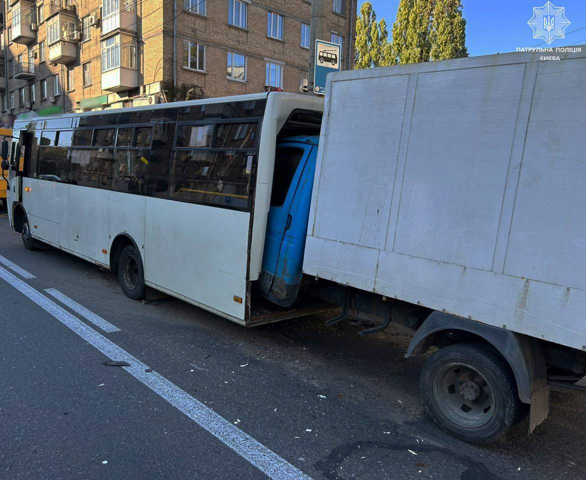 У Києві сталася жахлива ДТП: вантажівка влетіла у маршрутку (фото) ➤ Prozoro.net.ua