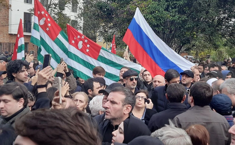 Протести в Абхазії: активісти знесли паркан біля будівлі парламенту 