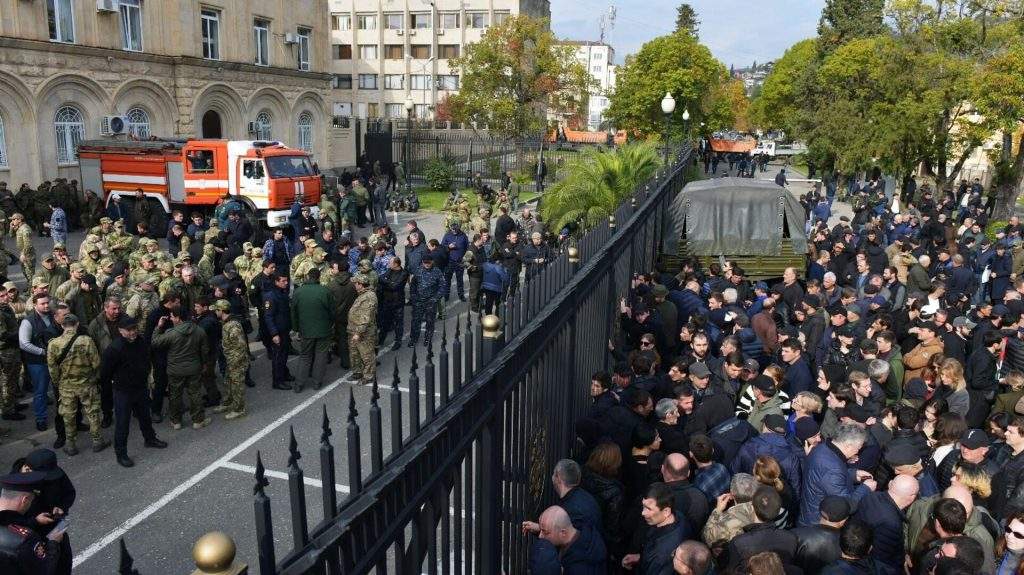 Протести в Абхазії: активісти знесли паркан біля будівлі парламенту 