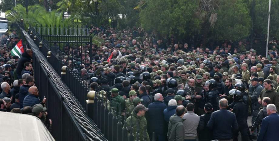 Протести в Абхазії: активісти знесли паркан біля будівлі парламенту 