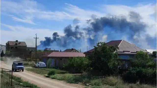 Повітряна атака в Криму: працювало ППО, у Севастополі диміло