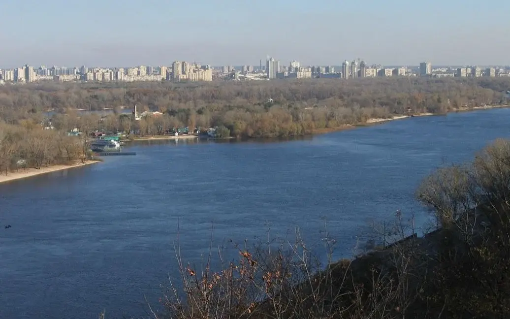 Посеред Дніпра у Києві плавав будинок: фото, відео