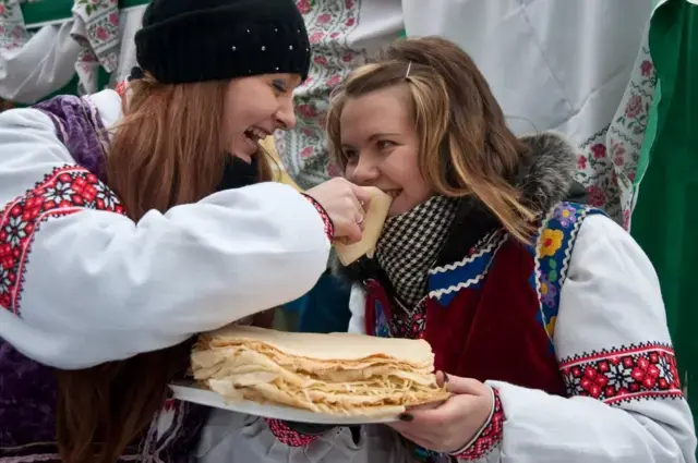 Масниця 2025: історія,традиції та особливості святкування,Символічні обряди Масниці,Що заборонено робити на Масницю