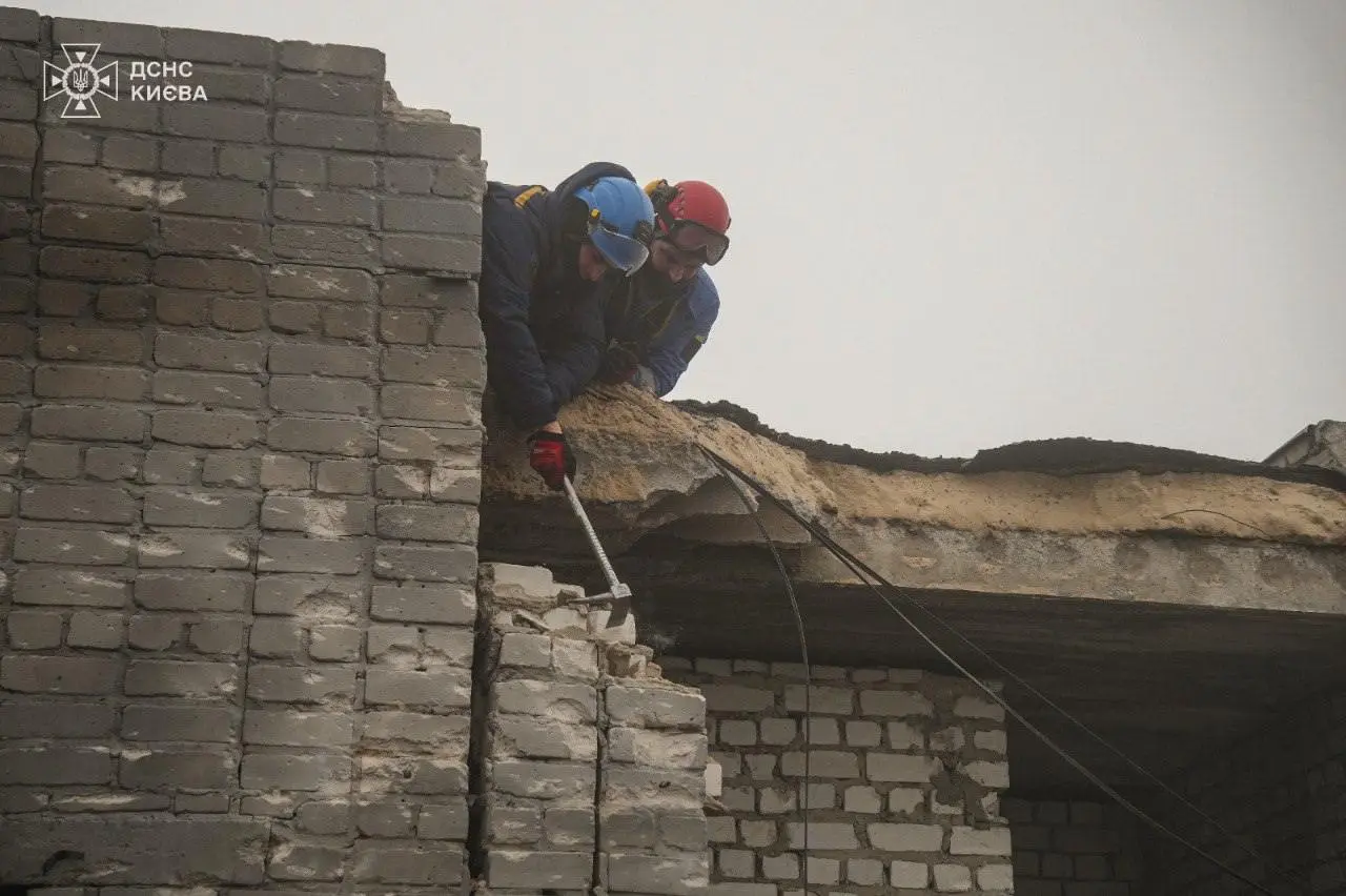 У Києві уламки ворожого дрона влучили у багатоповерхівку: фото та відео