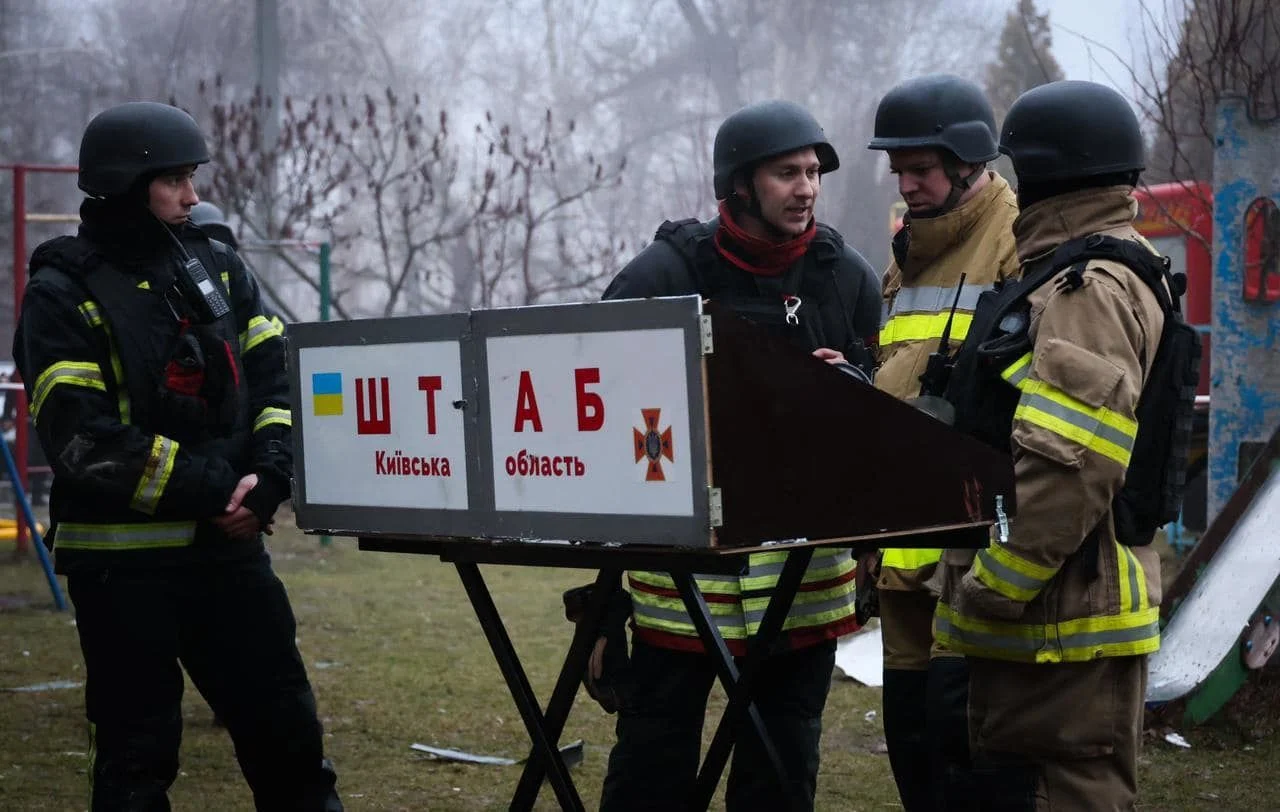 Ворожа атака дронів на Київщину: загинули три людини, пошкоджено будинки та авто (фото)