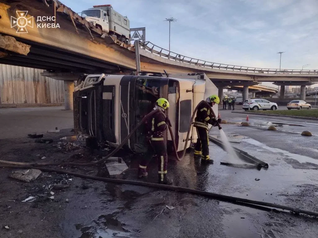 У Києві вантажівка перекинулася на з’їзді з Південного мосту