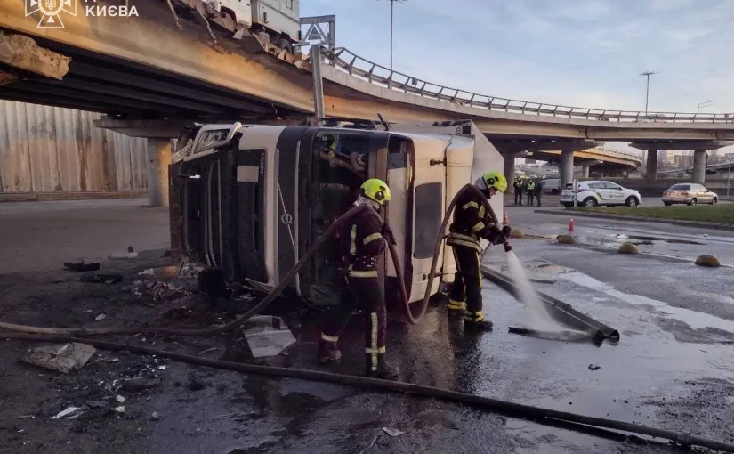 У Києві біля Видубичів вантажівка впала з мосту: подробиці та фото ➤ Prozoro.net.ua