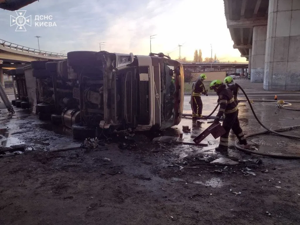 У Києві вантажівка перекинулася на з’їзді з Південного мосту