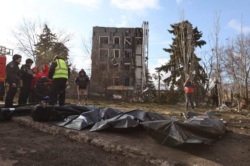 Росіяни вдарили балістикою по Ізюму: багато загиблих і поранених