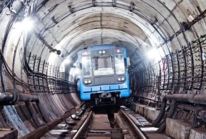 У київському метро машиніст підібрав дідуся, який заблукав у тунелі