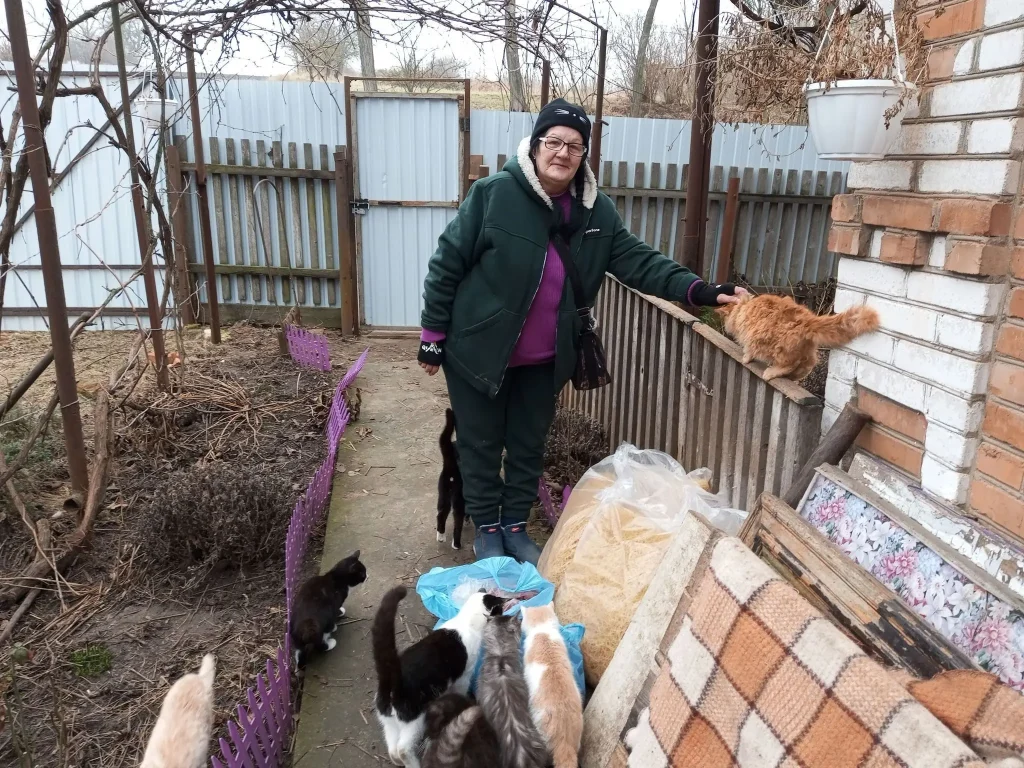 Українці купили будинок для родини з Донеччини: опікується сотнею тварин