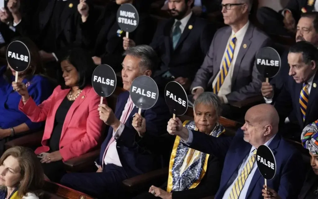 Демократи влаштували протест під час промови Трампа у Конгресі: фото