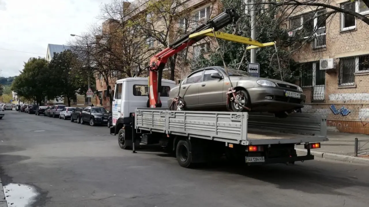 Київ скасував евакуацію авто під час повітряної тривоги: подробиці