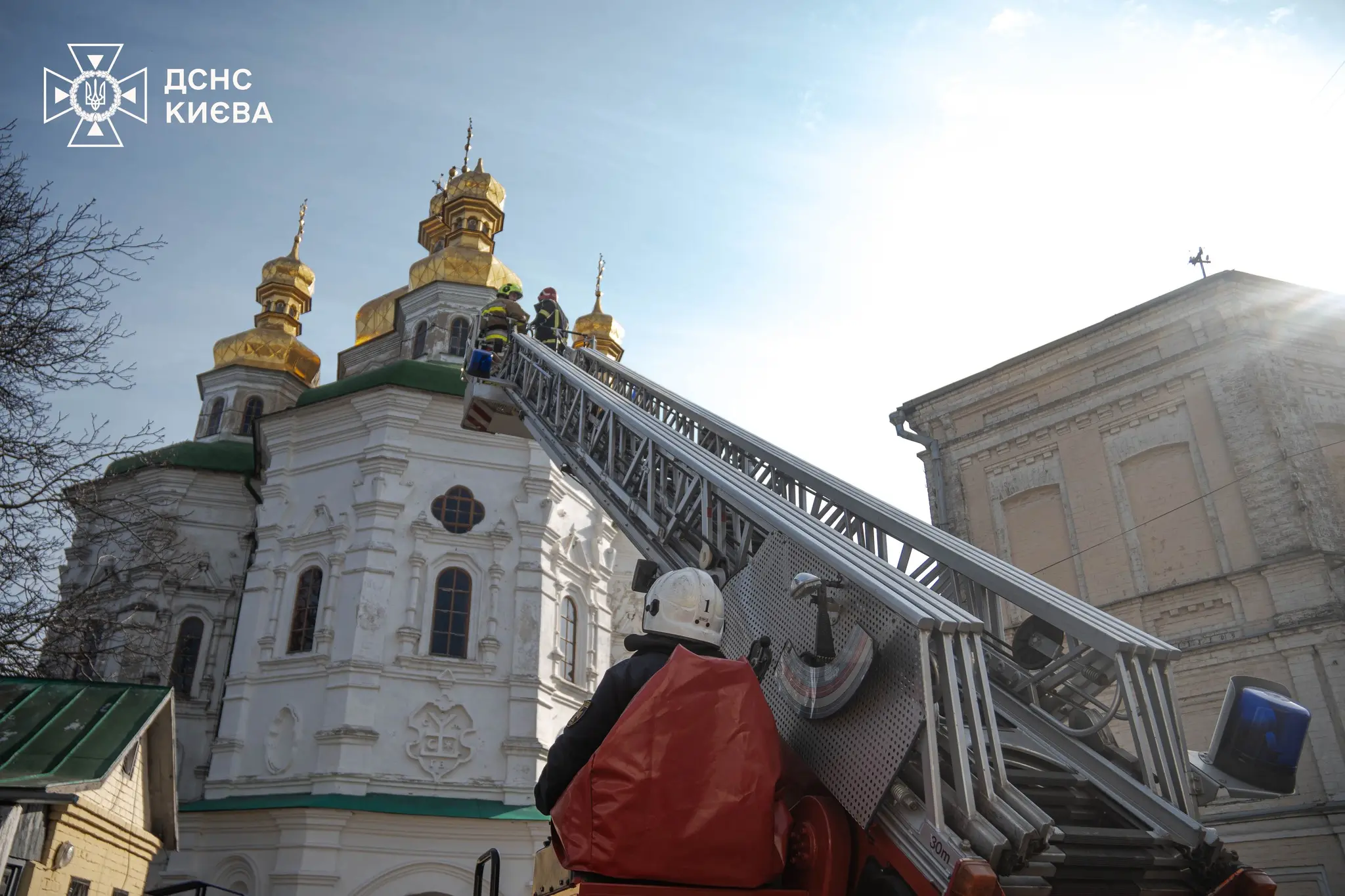 У Києво-Печерській лаврі завалився хрест: до чого тут містика та що кажуть у святині