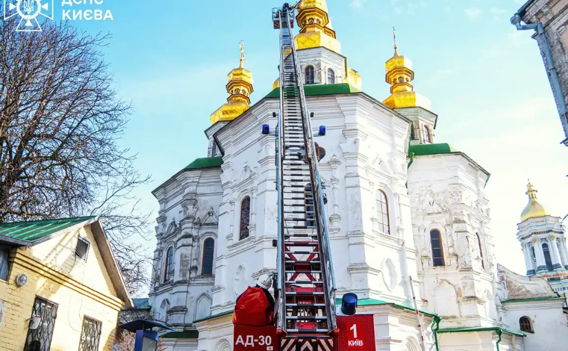 У Києво-Печерській лаврі завалився хрест: до чого тут містика та що кажуть у святині ➤ Prozoro.net.ua