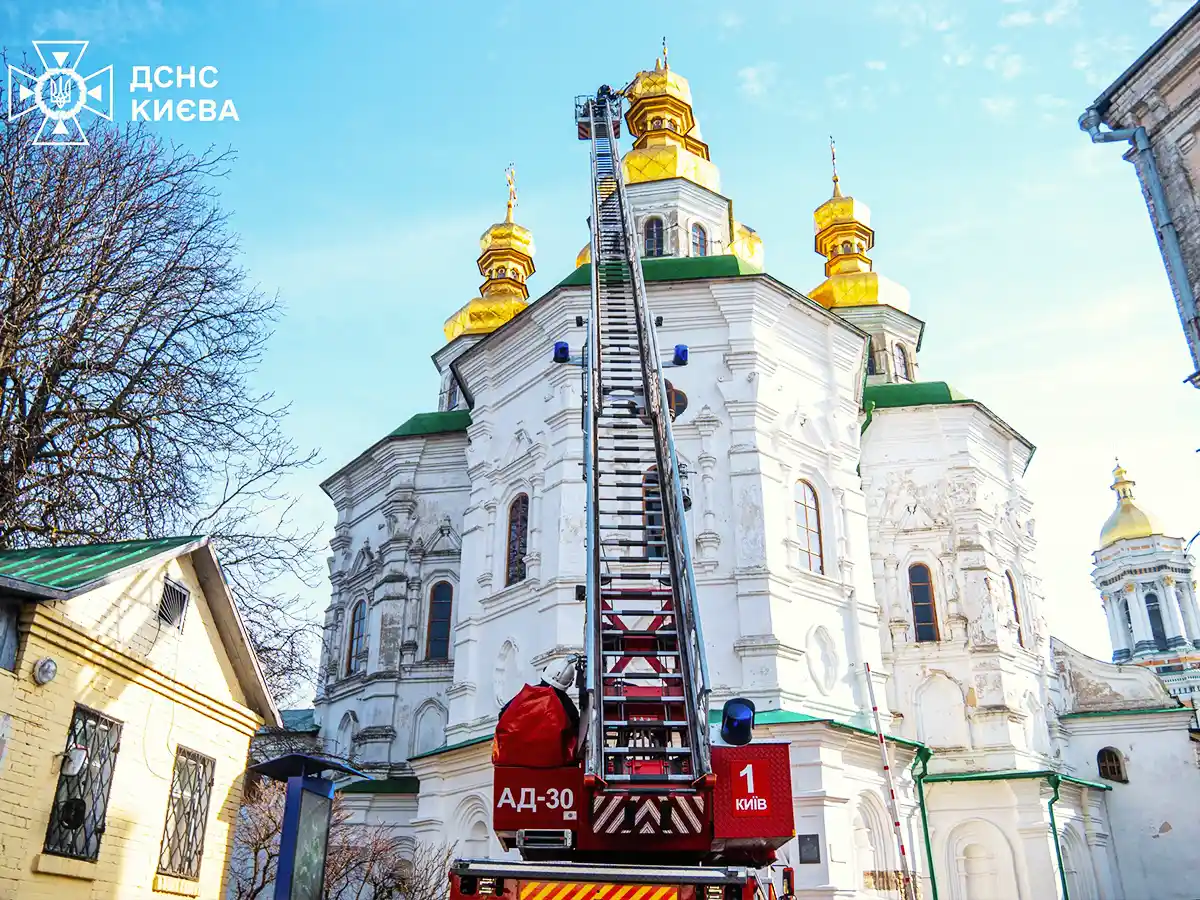 У Києво-Печерській лаврі завалився хрест: до чого тут містика та що кажуть у святині ➤ Prozoro.net.ua