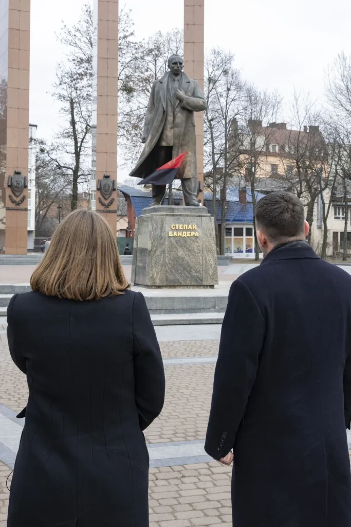 Львові,Славомір Менцен,Польща