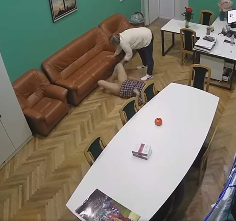 Застілля,П'янка в КМДА,марина хонда,кмда Застілля П'янка в КМДА жінка на підлозі