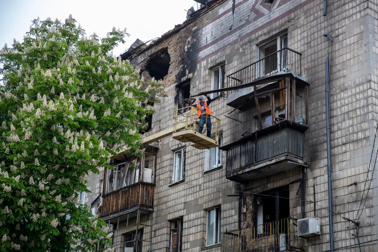 Росія атакувала цивільні об’єкти в Києві: загинули мати та її син (фото)