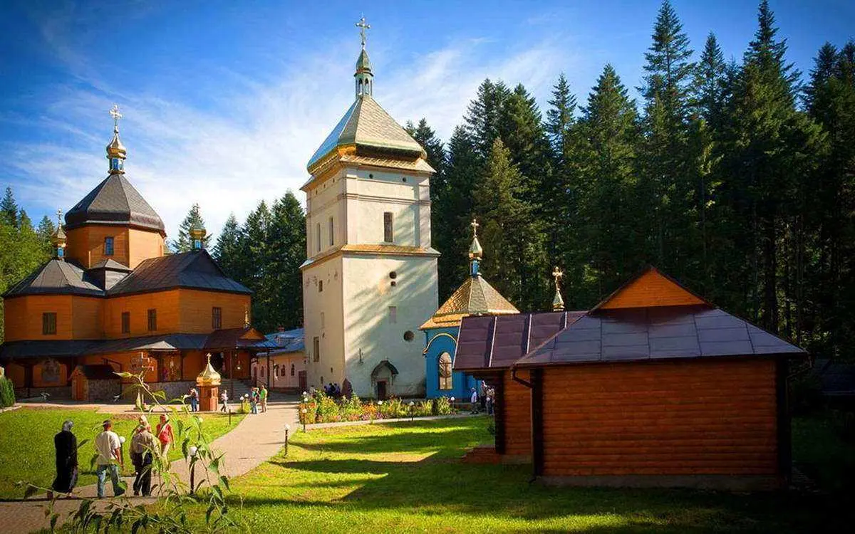 Живуть до 100 років та не хворіють: де в Україні знаходиться містичне село