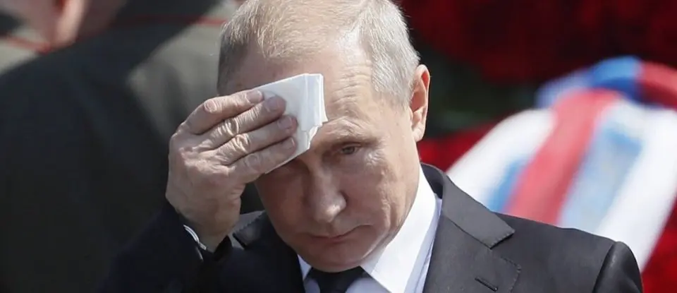 У Путіна на зустрічі з бізнесом РФ щось сталося з рукою