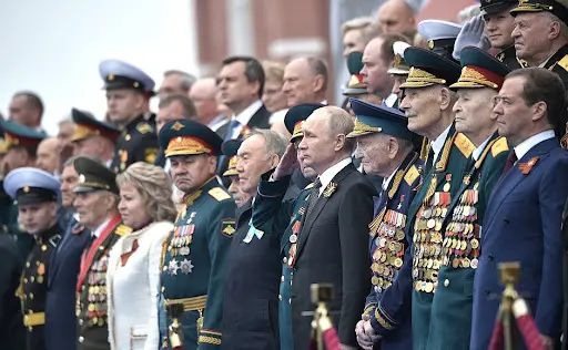 Путін прикриває провали на фронті шоу у Москві — NYT