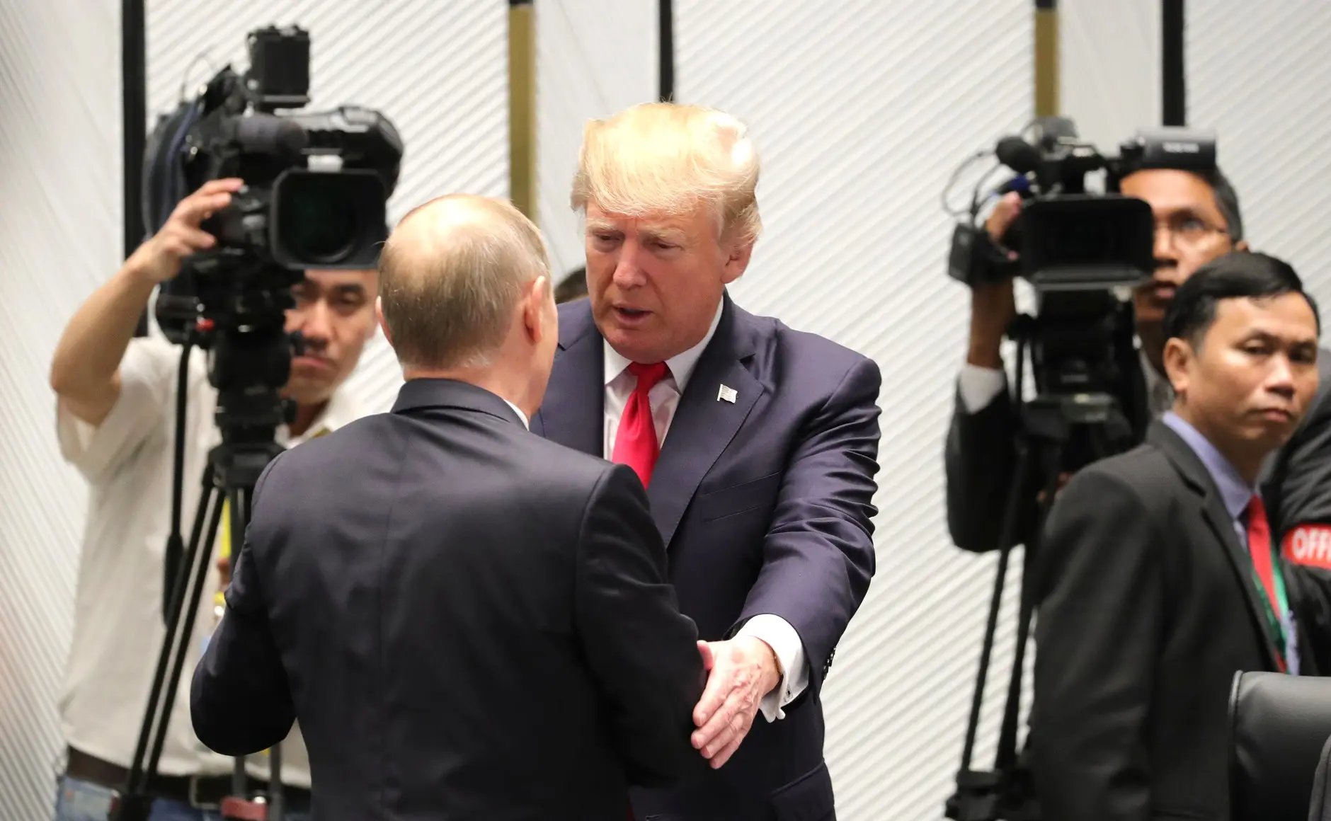 Путін смикає Трампа за ланцюг – The Independent