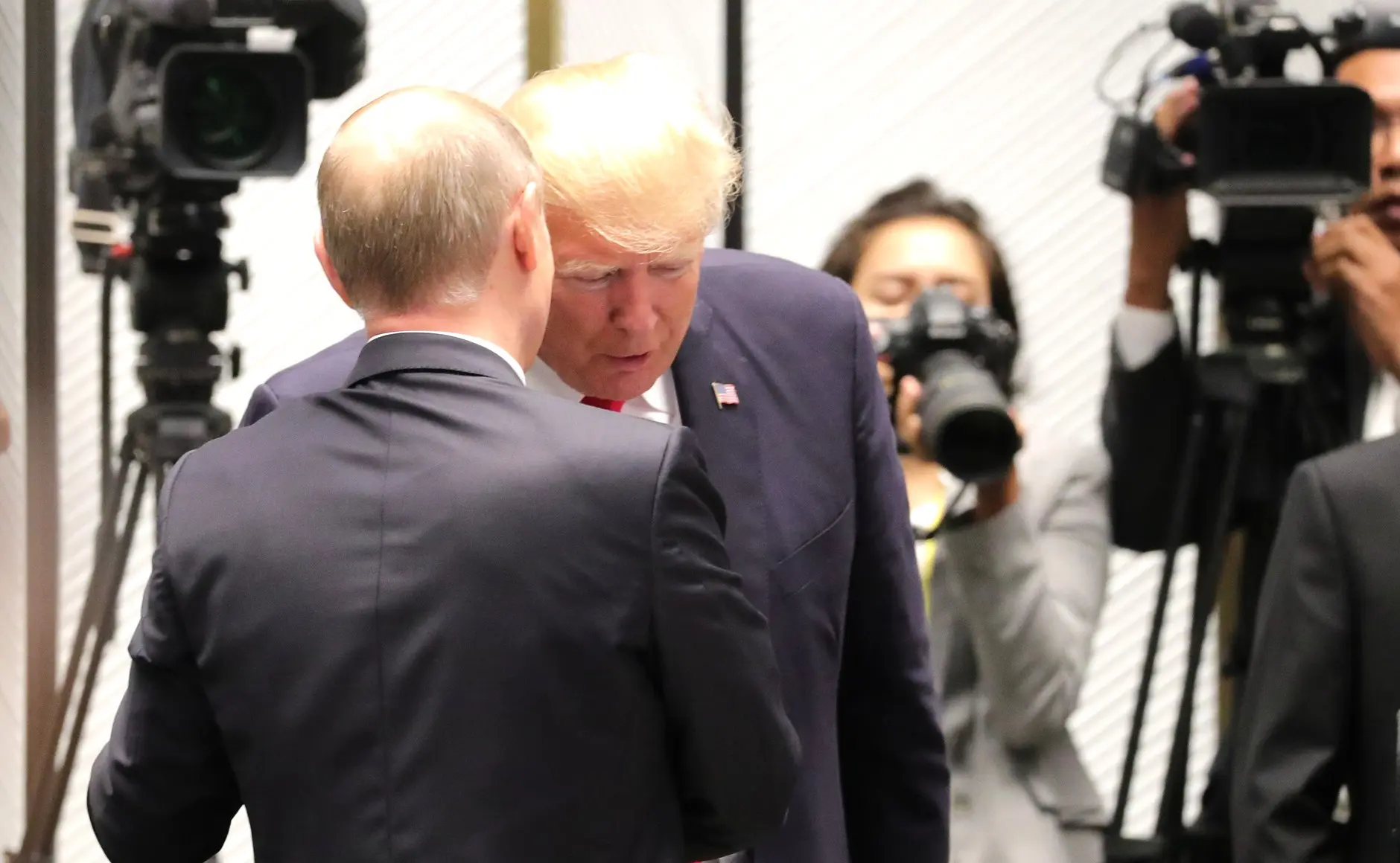 Путін смикає Трампа за ланцюг – The Independent